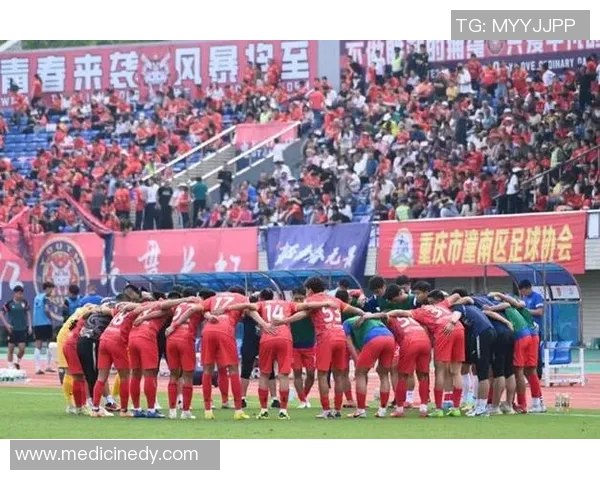 向余望头球重庆铜梁龙奋勇争先展现足球精神与团队合作的精彩瞬间