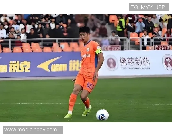 彭啸在比赛中表现出色成功完成22次拦截成为球队防守核心的精彩瞬间 彭啸在比赛中表现出色成功完成22次拦截成为球队防守核心的精彩瞬间