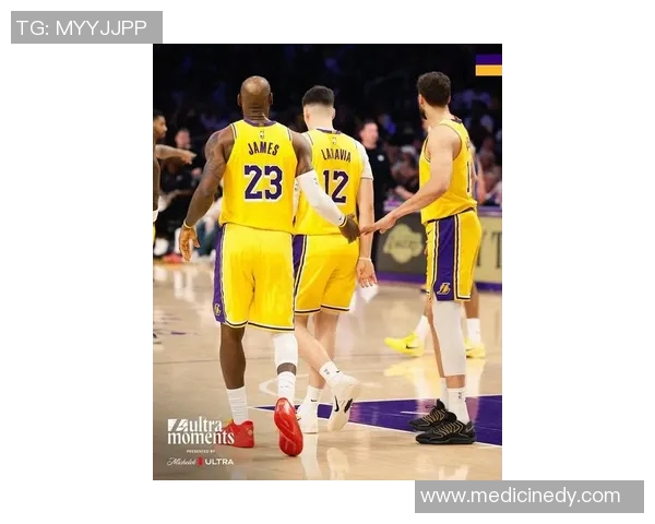 詹姆斯拿下关键三分,领导湖人逆转击败勇士,取得赛季首胜